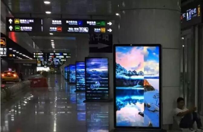 优色广告机亮相重庆北站，向国庆献礼！